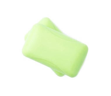 Beyaza izole edilmiş iki sabun çubuğu, üst manzara. Kişisel temizlik.