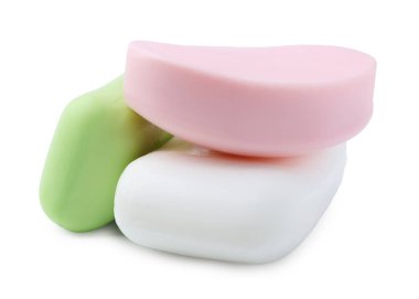 Beyaz üzerine izole edilmiş üç sabun çubuğu. Kişisel temizlik.