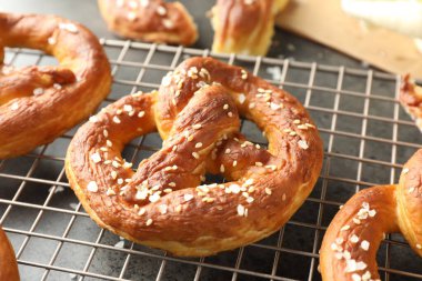 Gri masadaki tuzlu krakerler, yakın plan.