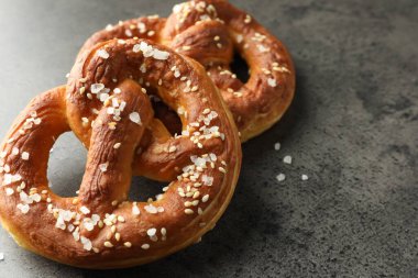 Gri masadaki tuzlu krakerler, yakın plan. Metin için boşluk