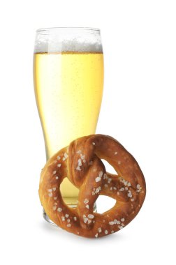 Lezzetli kraker ve beyaz üzerine izole edilmiş bir bardak bira