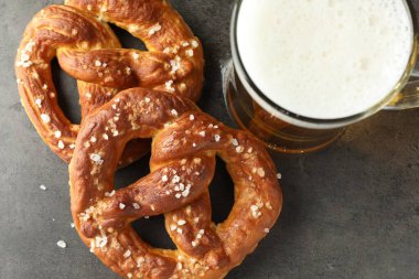 Lezzetli krakerler ve koyu dokulu masada bir bardak bira.