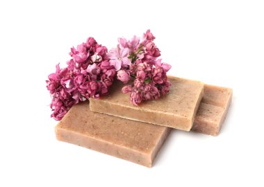 Sabun çubukları ve leylak çiçekleri izole edilmiş beyaz