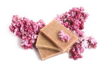 Sabun çubukları ve leylak çiçekleri izole edilmiş beyaz