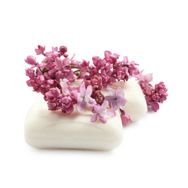 Sabun çubukları ve leylak çiçekleri izole edilmiş beyaz