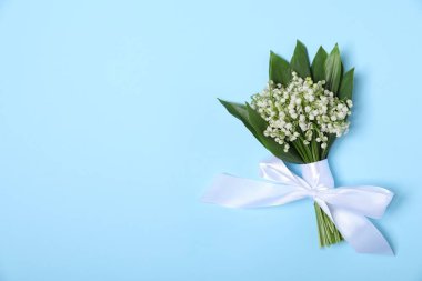 Açık mavi arka planda, vadideki güzel zambak çiçekleri, üst manzara. Metin için boşluk