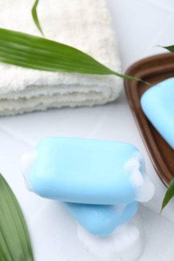 Beyaz masadaki köpüklü sabun çubukları, yakın plan.