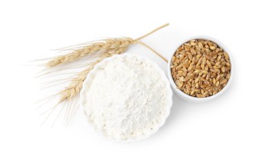 Buğday unu, tahıl ve çiviler beyaza izole edilmiş.