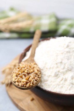 Buğday unu kasede, tahıllar ve çiviler masada, yakın plan.