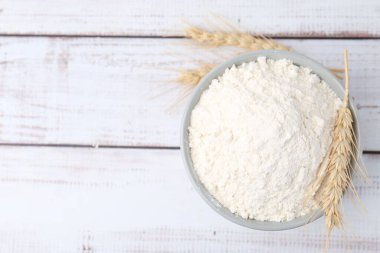 Buğday unu kasede ve çiviler açık ahşap masada, düz yerde. Metin için boşluk