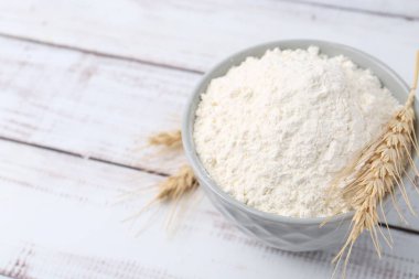 Kasede buğday unu ve açık tahta masada çiviler. Metin için boşluk