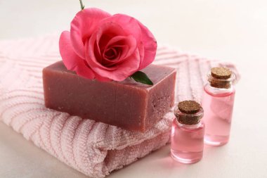 Aromatik sabun, gül, havlu ve kozmetik ürünleri açık masa üzerinde
