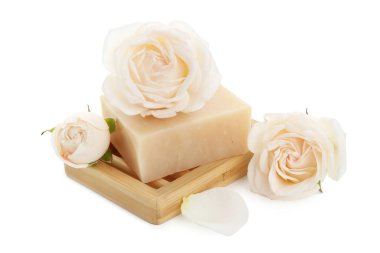 Aromatik sabun çubuğu ve beyaz üzerine izole güller.