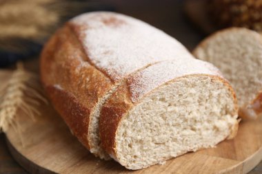 Tahtada taze kesilmiş ekmek, yakın plan.