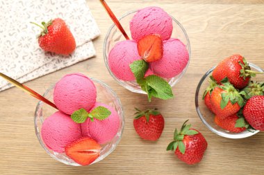 Serinletici şerbet, çilek ve nane şekeri ahşap masa, düz uzanma