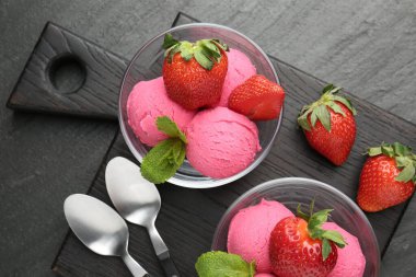 Serinletici şerbet, çilek ve nane şekeri gri desenli masa, üst manzara