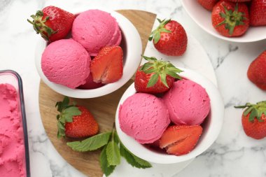 Serinletici şerbet, çilek ve nane şekeri beyaz mermer masa, düz uzanma