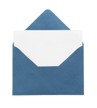 Boş davetiye kartı ve zarf beyaza izole edilmiş, üst manzara. Tasarım için boşluk