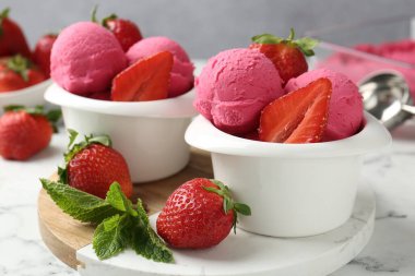 Tazeleyici şerbet, çilek ve nane şekeri beyaz mermer masada gri arka planda, yakın plan