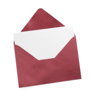 Boş davetiye kartı ve zarf beyaza izole edilmiş, üst manzara. Tasarım için boşluk