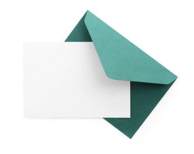 Boş davetiye kartı ve zarf beyaza izole edilmiş, üst manzara. Tasarım için boşluk