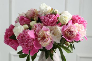 Bir buket güzel şakayık vazonun içinde, yakın plan.