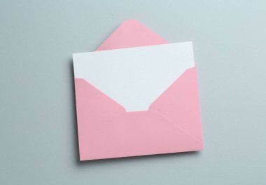 Gri arkaplanda boş davetiye ve zarf, üst görünüm