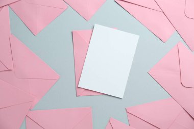 Boş davetiye kartı ve gri arka planda zarflar. Tasarım için boşluk