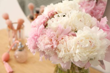 Güzel şakayıklar vazoda ve aynada ahşap kibir kapalı, yakın çekim