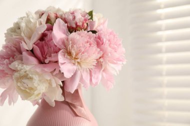 Kapalı alanda vazoda bir buket güzel şakayık, yakın plan. Metin için boşluk