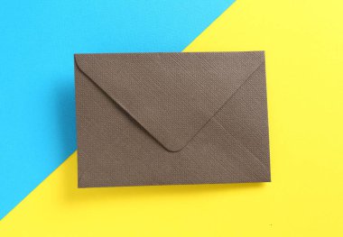 Renk arkaplanı ve üst görünümü için güzel bir davet zarfı