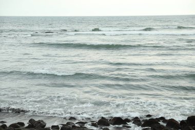 Güzel dalgalı deniz manzarası ve bir sürü taş