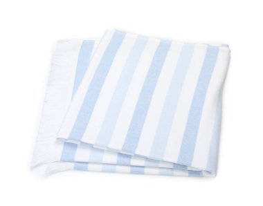 Bir çizgili plaj havlusu beyaza izole edilmiş.