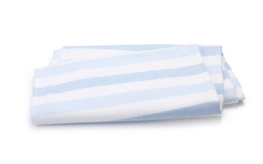 Bir çizgili plaj havlusu beyaza izole edilmiş.