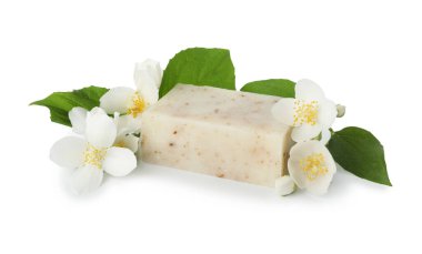 Sabun çubuğu ve yasemin çiçekleri beyaz üzerine izole edilmiş.