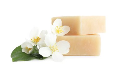 Sabun barları ve yasemin çiçekleri beyazda izole edilmiş.