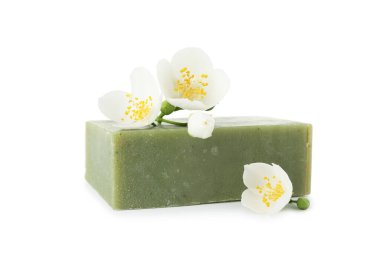 Sabun çubuğu ve yasemin çiçekleri beyaz üzerine izole edilmiş.