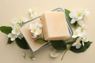 Bej arka planda sabun ve yasemin çiçekleri, düz yatış