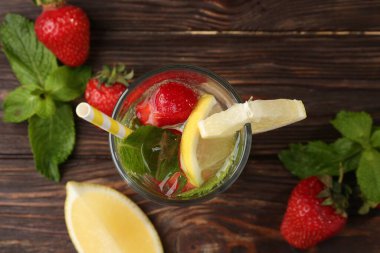 Çilek, limon ve nane ile serinletici içecek ahşap masa, düz uzanma