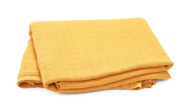 Bir sarı plaj havlusu beyaz üzerine izole edilmiş