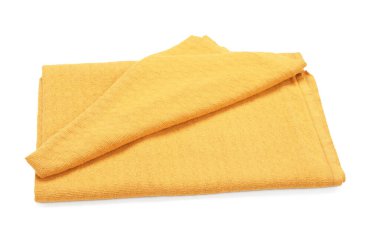 Bir sarı plaj havlusu beyaz üzerine izole edilmiş