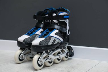 Siyah duvarın yanında paten çifti, metin için boşluk