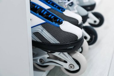 Raflarda çift patenler, yakın plan.