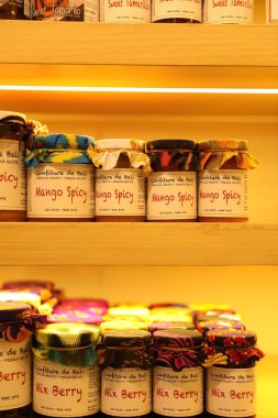 Bali, Endonezya - 15 Mayıs 2025: Kapalı alanlarda raflarda farklı lezzetli reçeller