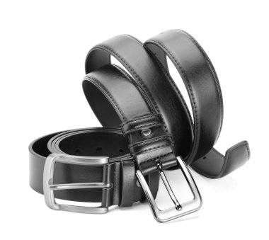 Beyaz üzerine izole edilmiş iki siyah deri kemer.