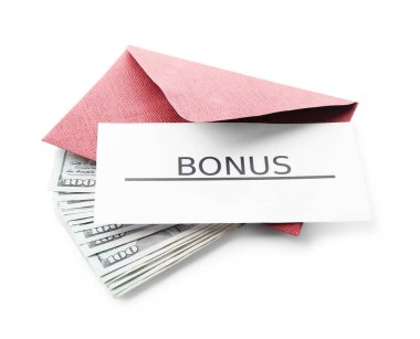 Bonus kelimesiyle zarf ve beyaza izole edilmiş dolar banknotları