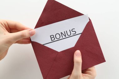 Beyaz arka planda bonus yazılı zarf tutan kadın, yakın plan.