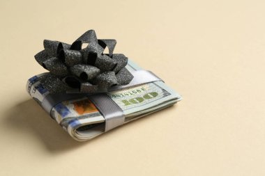 Para bonusu. Bej arka planda fiyonklu dolar banknotları, yakın plan. Metin için boşluk