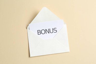 Kelime bonusu ve bej arkaplan zarflı kart, üst görünüm