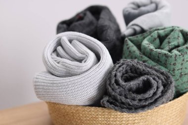 Hasır sepetteki yün eşarplar açık arkaplanda, yakın plan